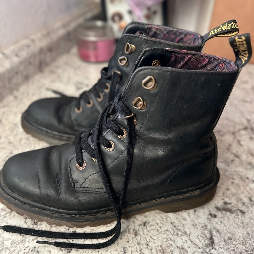 Used good condition Dr martens size 11 women floral on inside